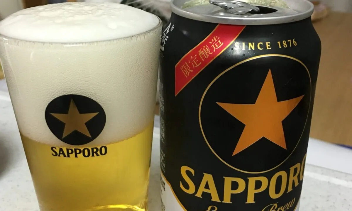グラスに注いだビールと黒ラベルの缶
