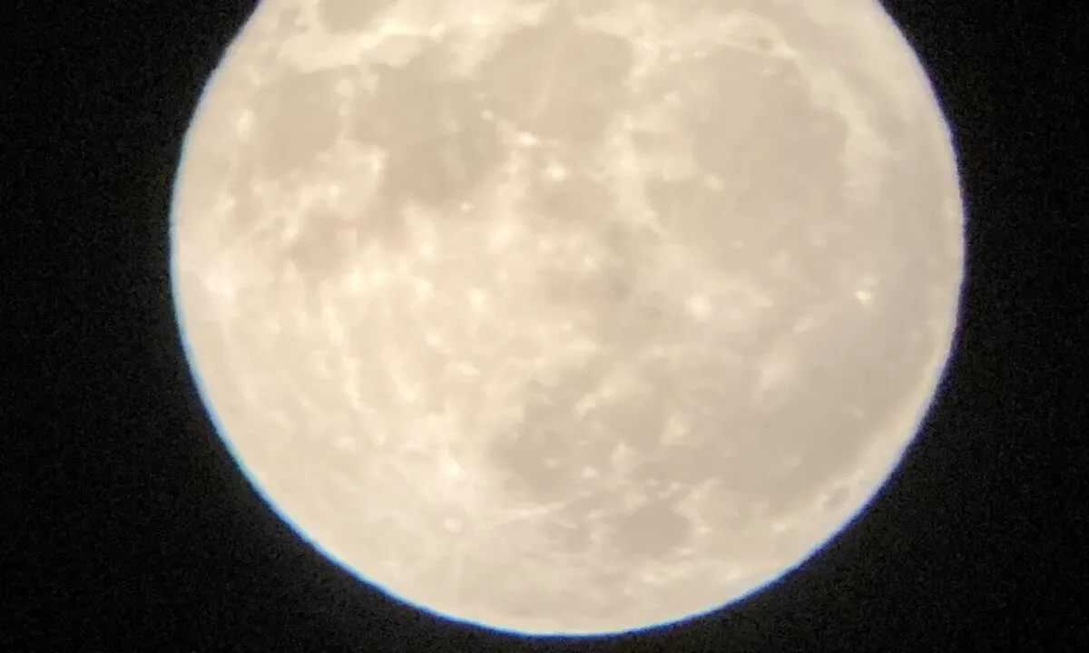 夜空に浮かぶ満月