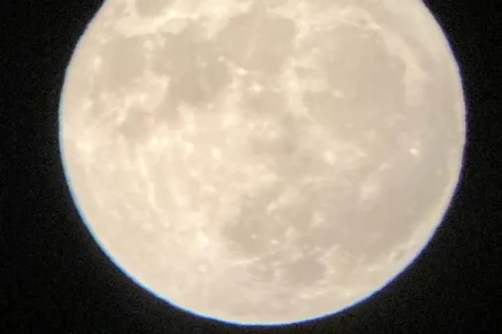 夜空に浮かぶ満月