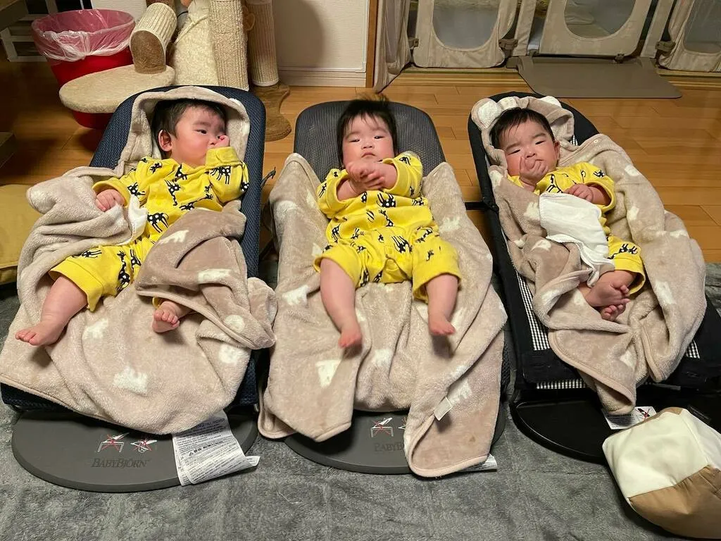 3台のバウンサーに並びながら体を動かす三つ子