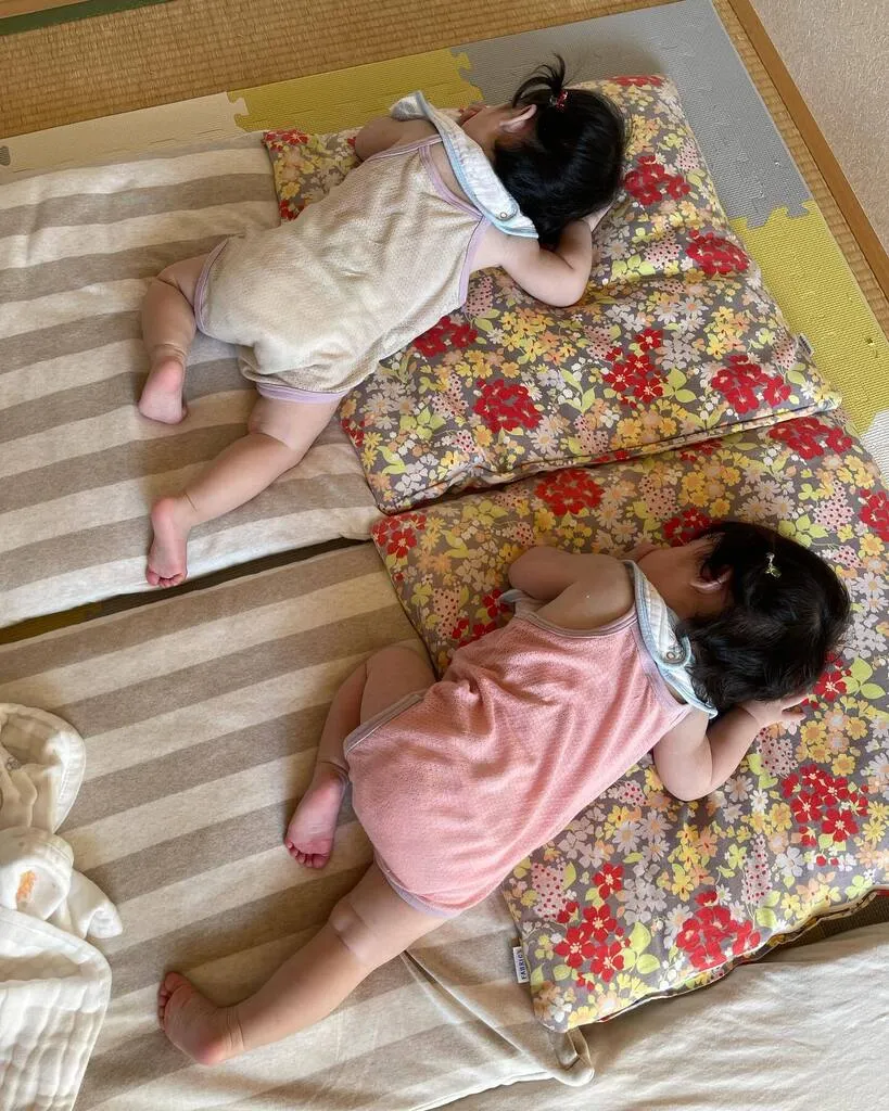 同じ方向を向き、同じ姿勢で眠る2人