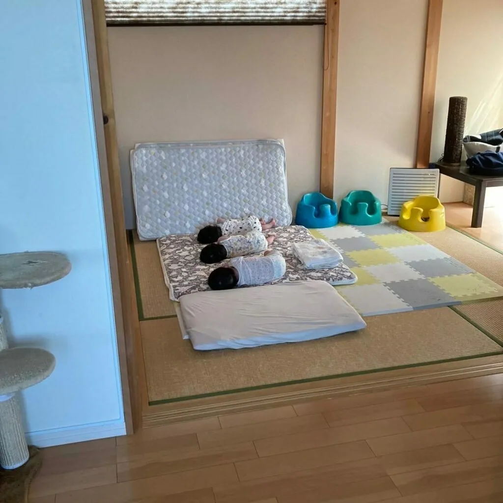 同じ向きとうつ伏せの姿勢で並んで眠る三つ子