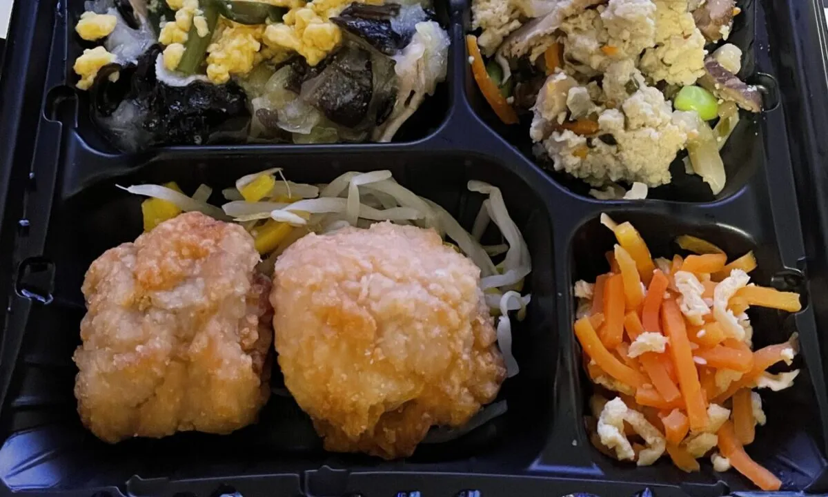 ワタミの宅食のおかずが入った弁当